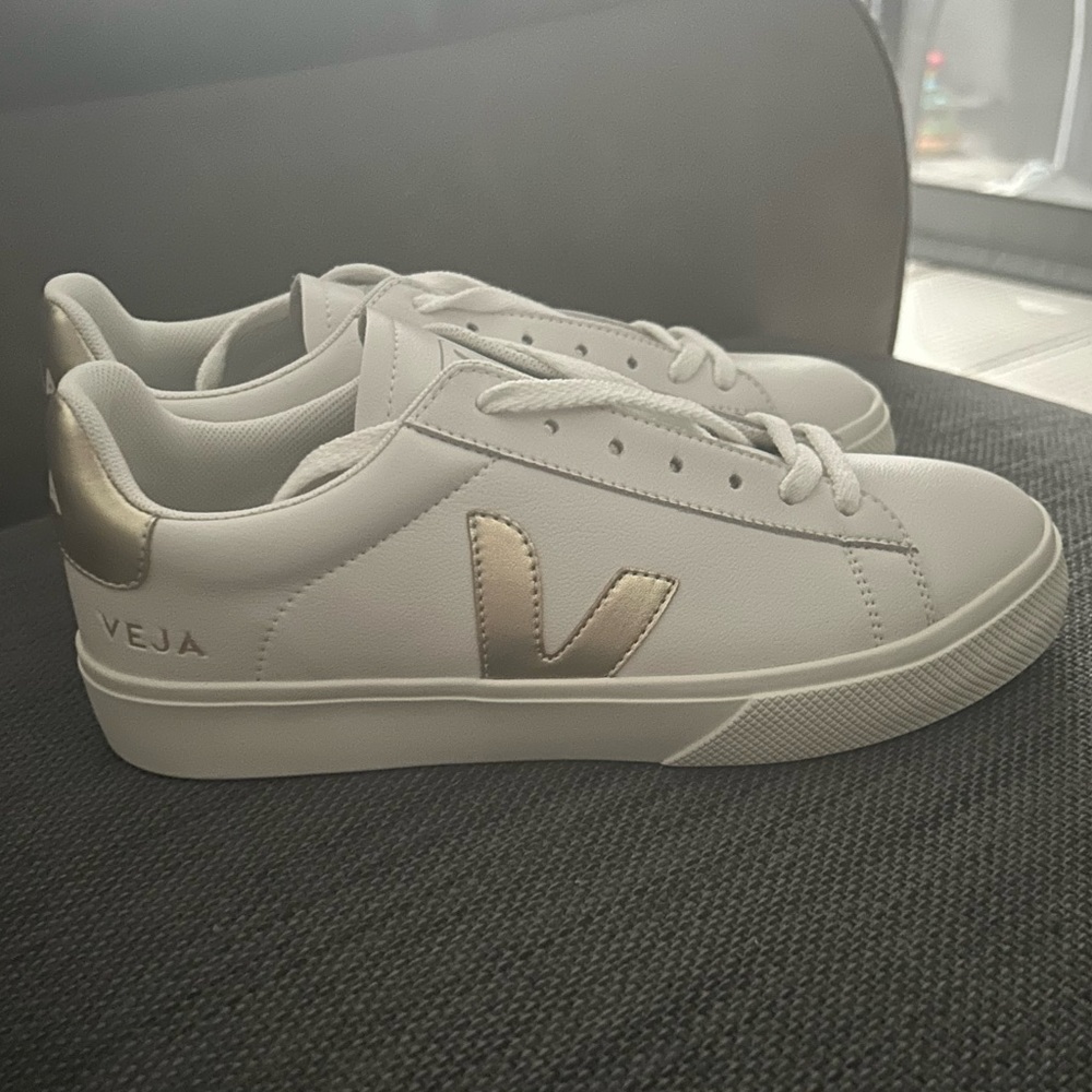BRAND NEW Veja Nautico Women’s Shoes Size 9